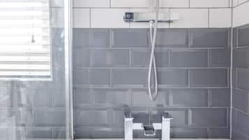 Luxury House, Private Bathroom, Garden View | Bilik Mandi | Pancuran mandi, hulu semburan mandi hujan, tuala disediakan