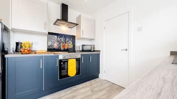 Luxury House, Private Bathroom, Garden View | Private kitchen