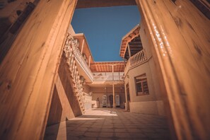 住宿正面 - 傍晚/夜晚