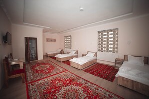 Standard Quadruple Room | Free WiFi - Oqilanur Guest House (Khiva)