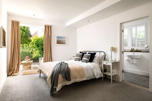4 bedrooms, desk, iron/ironing board, WiFi - Stunning Seaside Cottage w/Grand Piano steps from Beach, free EV charging  (Pevensey Bay)