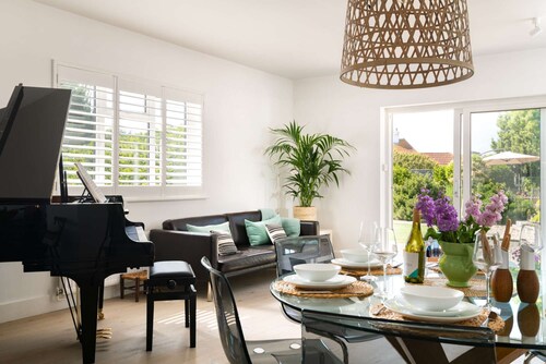 Stunning Seaside Cottage w/Grand Piano steps from Beach, free EV charging 