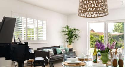 Stunning Seaside Cottage w/Grand Piano steps from Beach, free EV charging