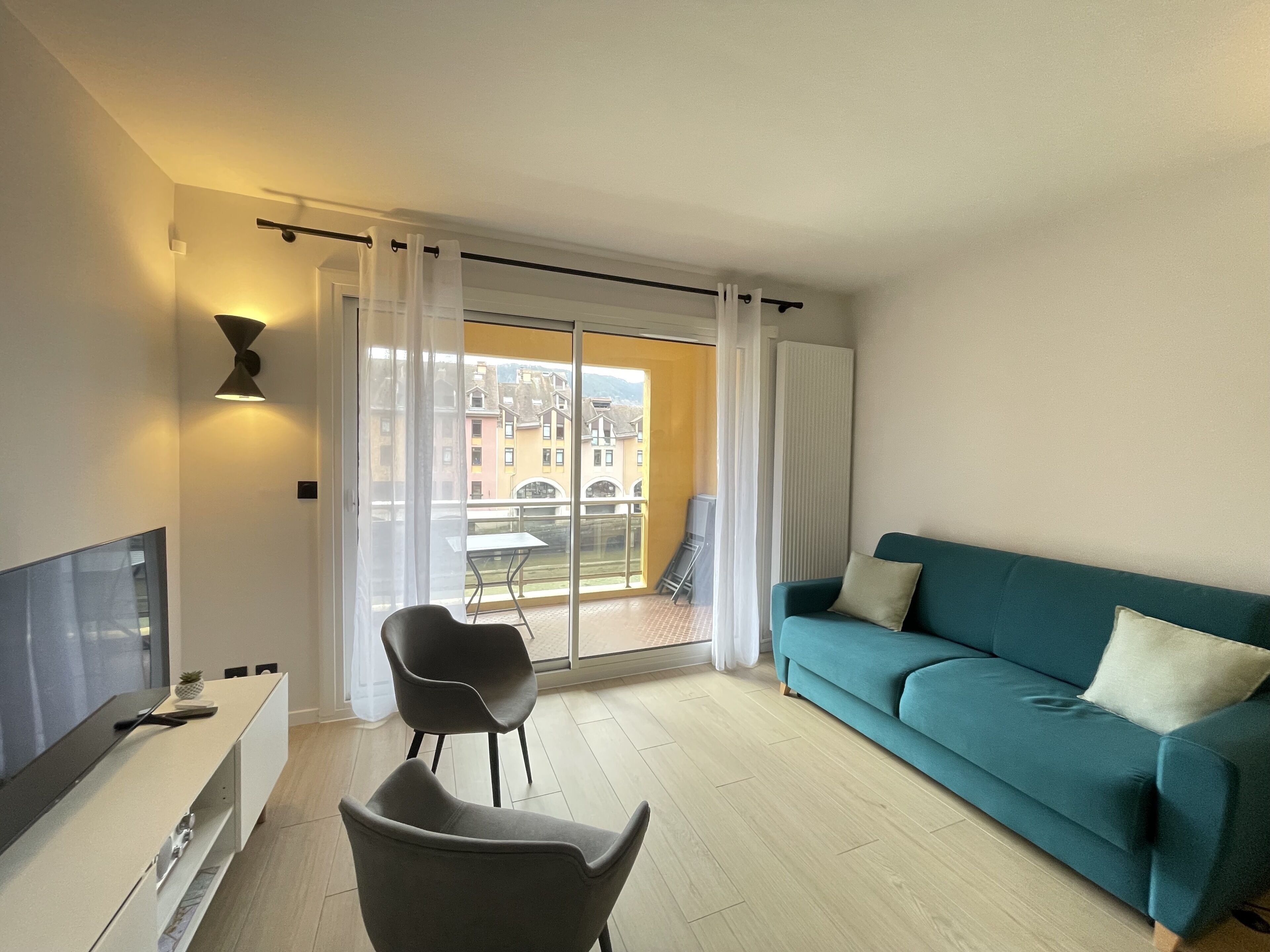 Quai des Cordeliers, Balcon vue Thiou et Vieille Ville