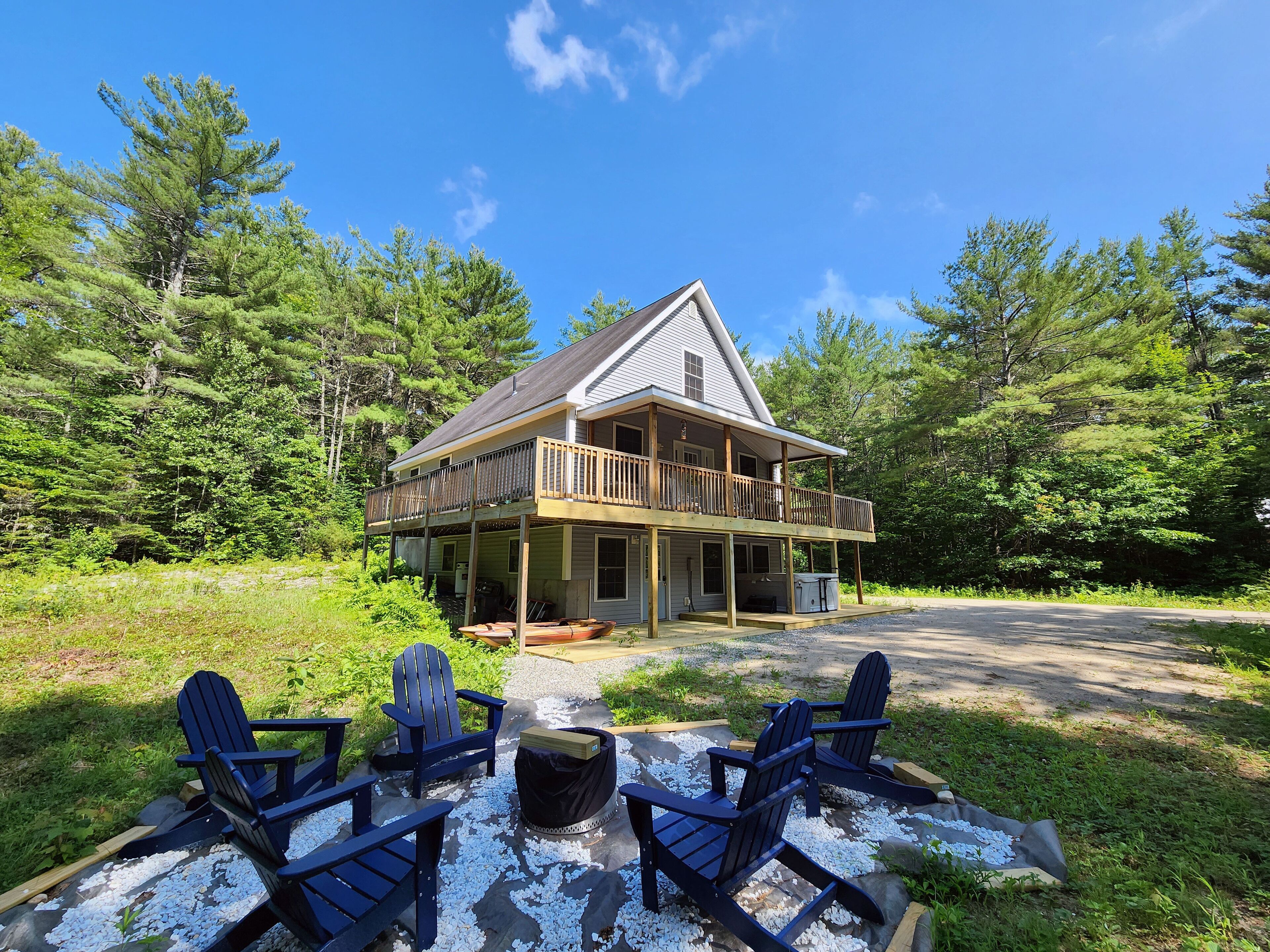 Hot Tub, Fire Pit, Kayaks, Deck, Grill, Games!