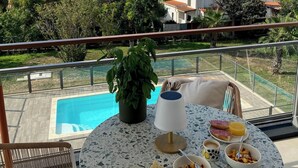 A balcony with a pool, dining table, chairs, and a potted plant. - 27. 2-bedroom apt with balcony, private roof terrace, parking and pool (Vallauris)