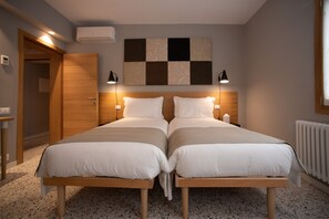 2 bedrooms, desk