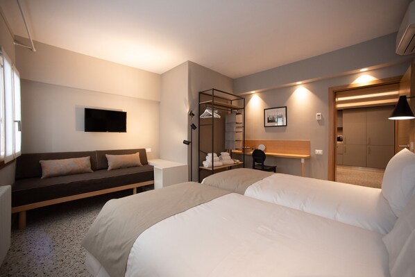 2 bedrooms, desk