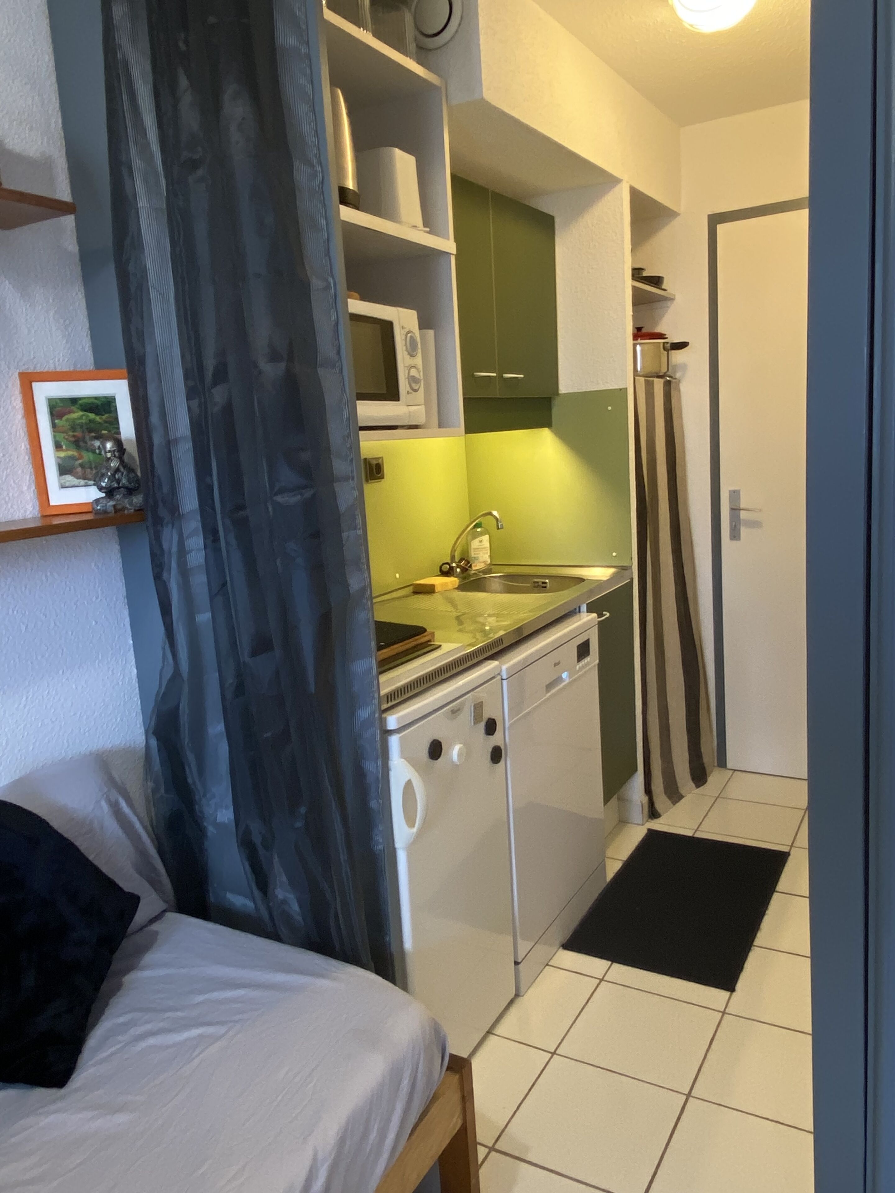 Nice studio with large loggia seen Lake 5 mins from the sea