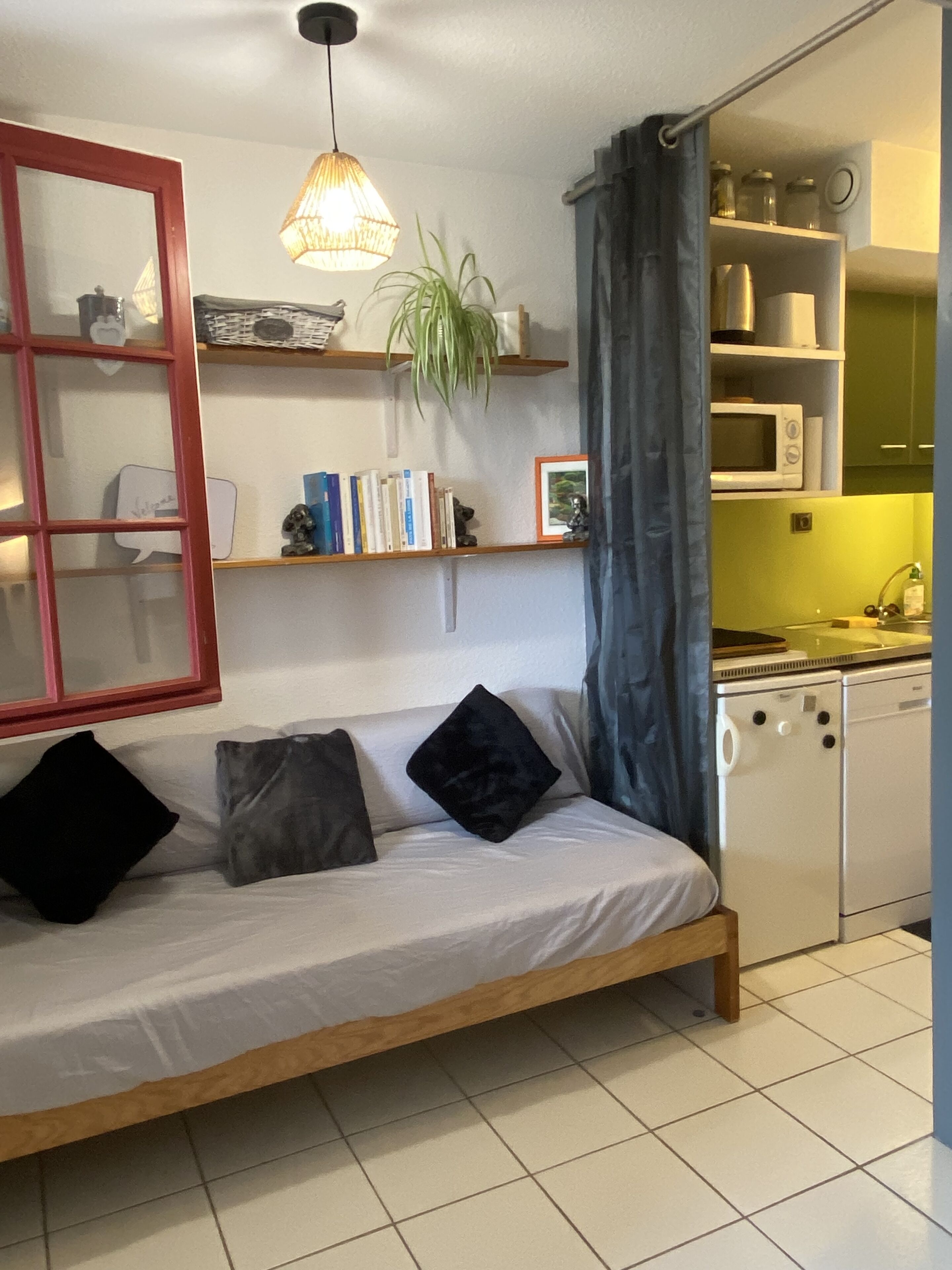 Nice studio with large loggia seen Lake 5 mins from the sea