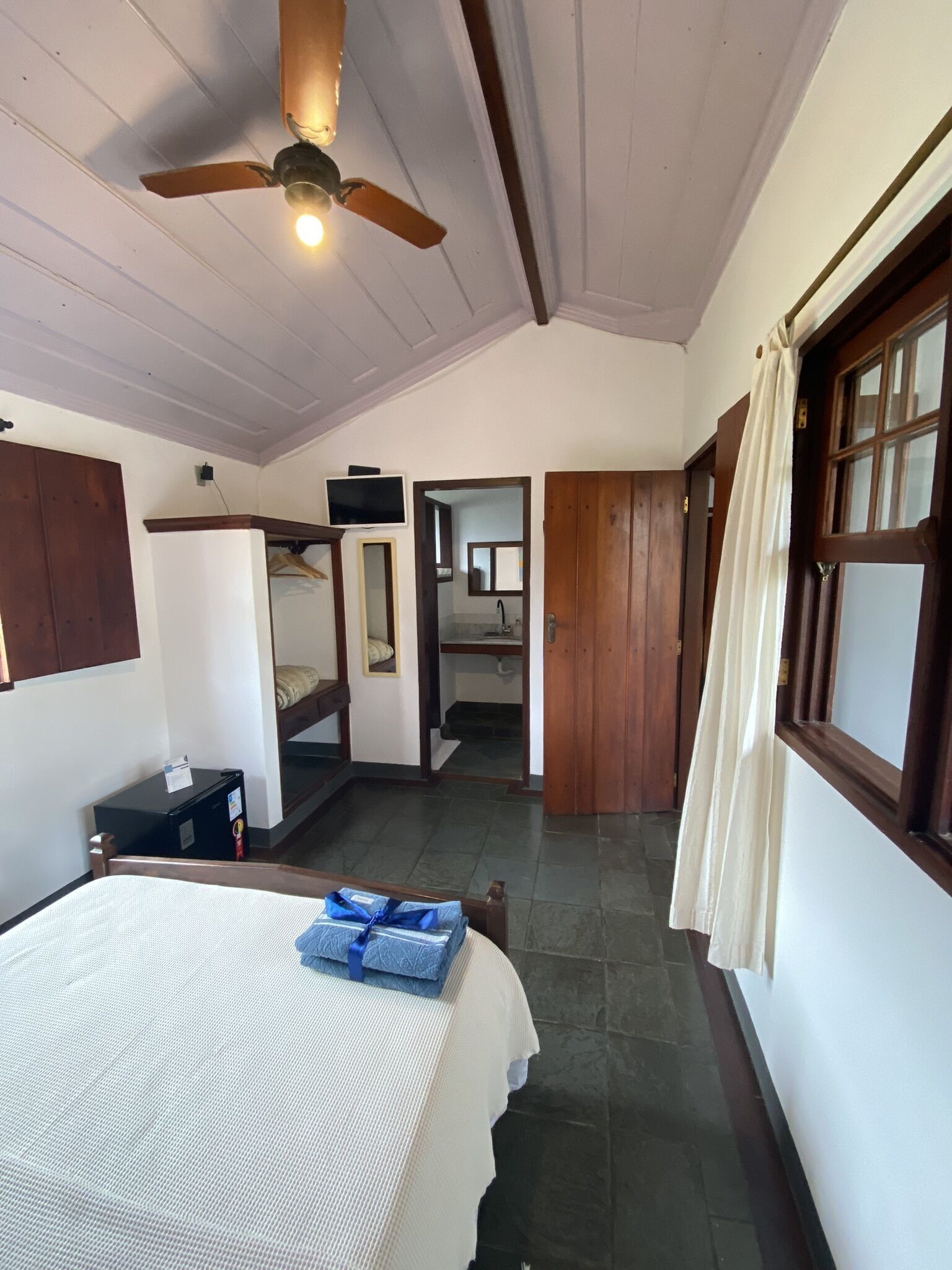 Minibar, desk, laptop workspace, free WiFi