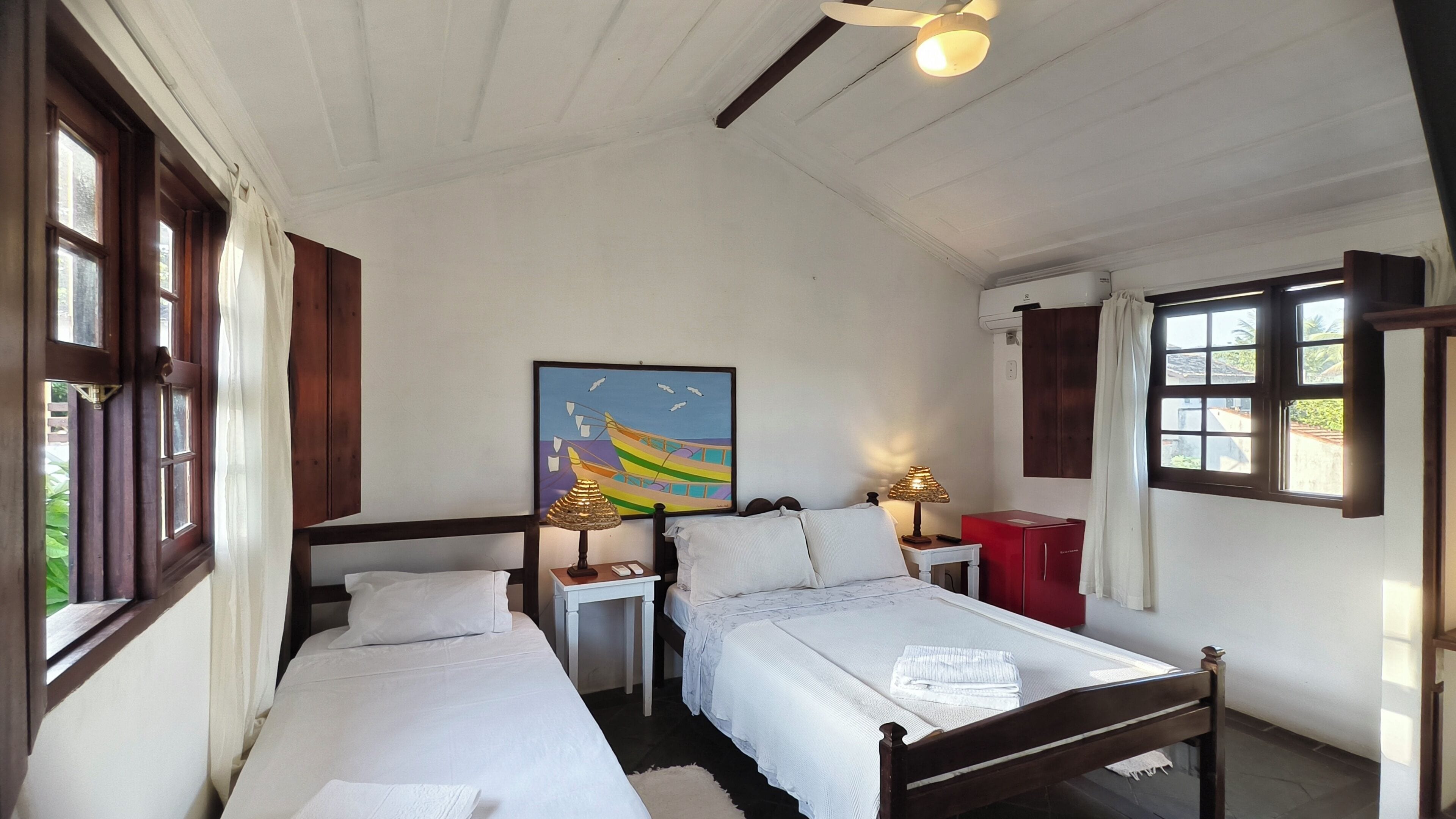 Minibar, escritorio, espacio para trabajar con laptop y wifi gratis 