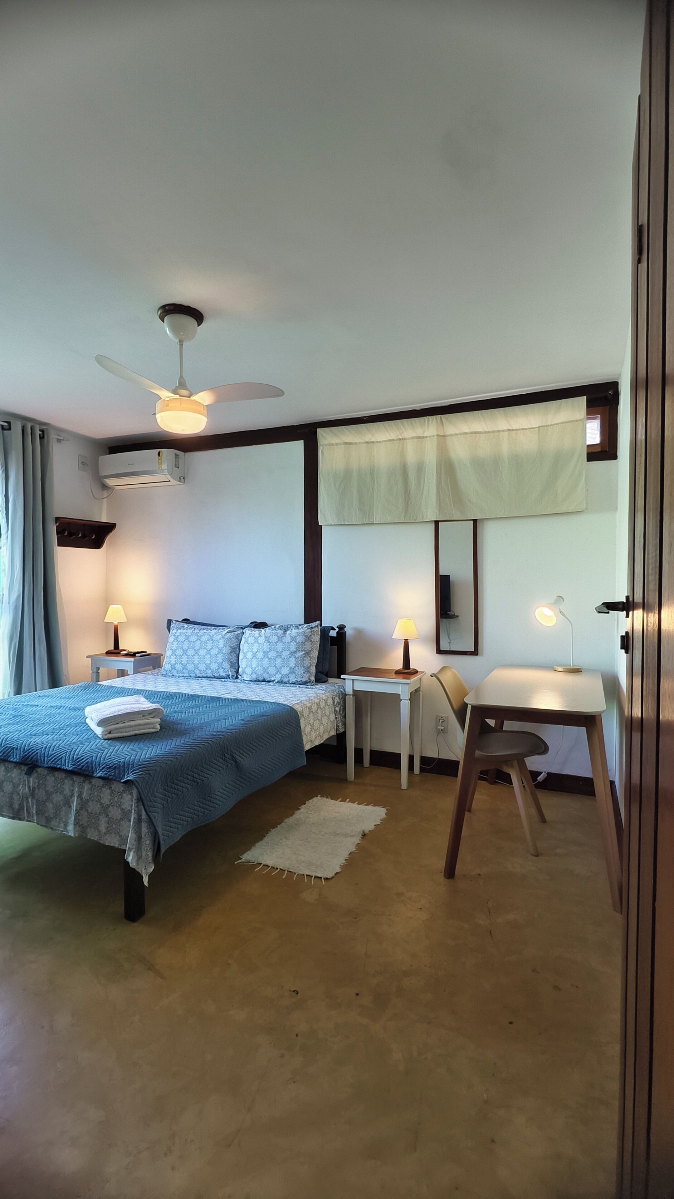 Minibar, escritorio, espacio para trabajar con laptop y wifi gratis 