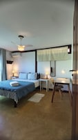 Minibar, escritorio, espacio para trabajar con laptop y wifi gratis