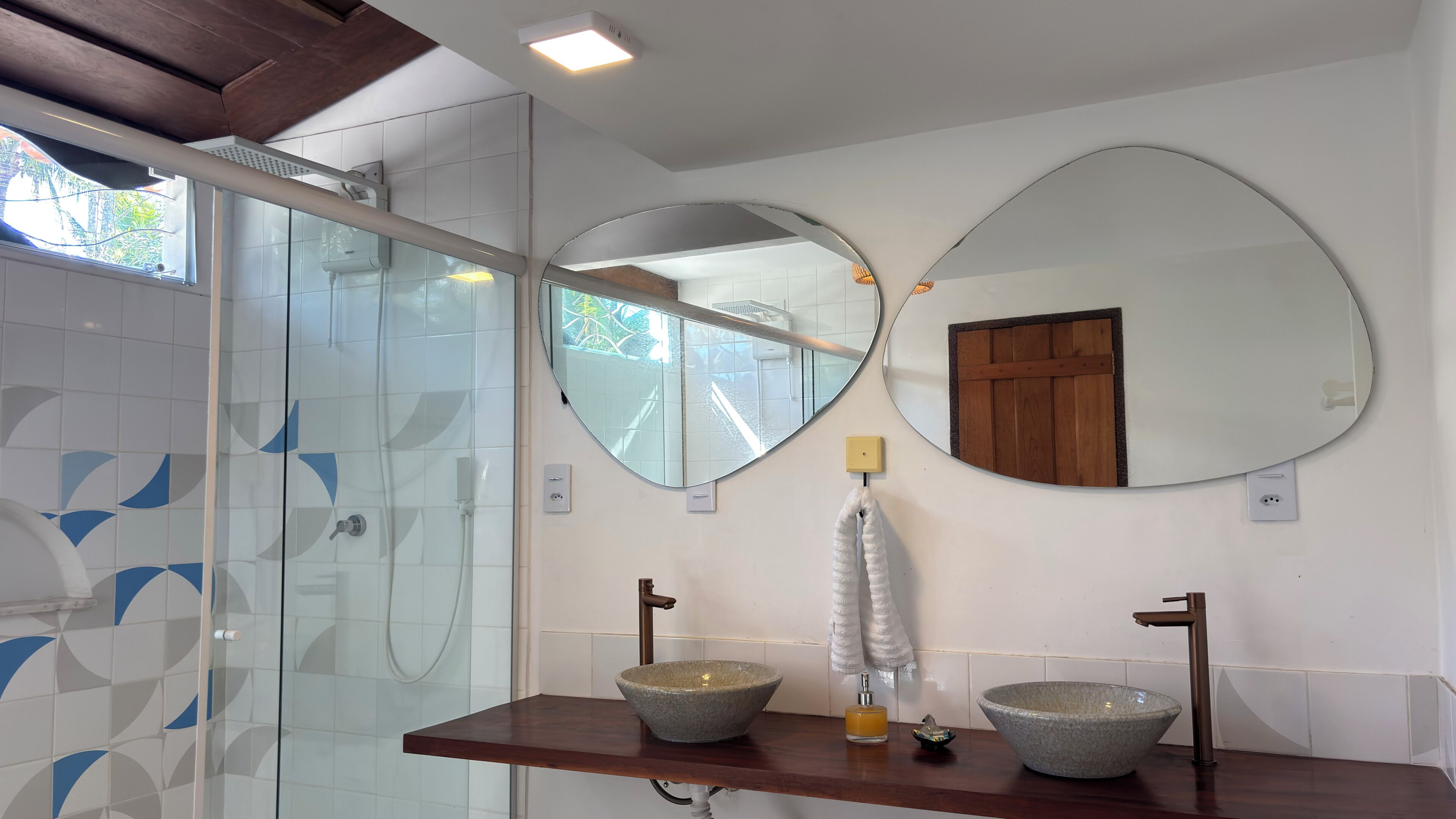 Quarto casal conforto, 1 cama Queen | Banheiro | Chuveiro, chuveiro com efeito de chuva, produtos de toalete grátis 