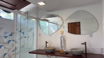 Quarto casal conforto, 1 cama Queen | Banheiro | Chuveiro, chuveiro com efeito de chuva, produtos de toalete grátis