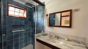 Habitación triple clásica, varias camas | Baño | Ducha y cabezal de ducha tipo lluvia