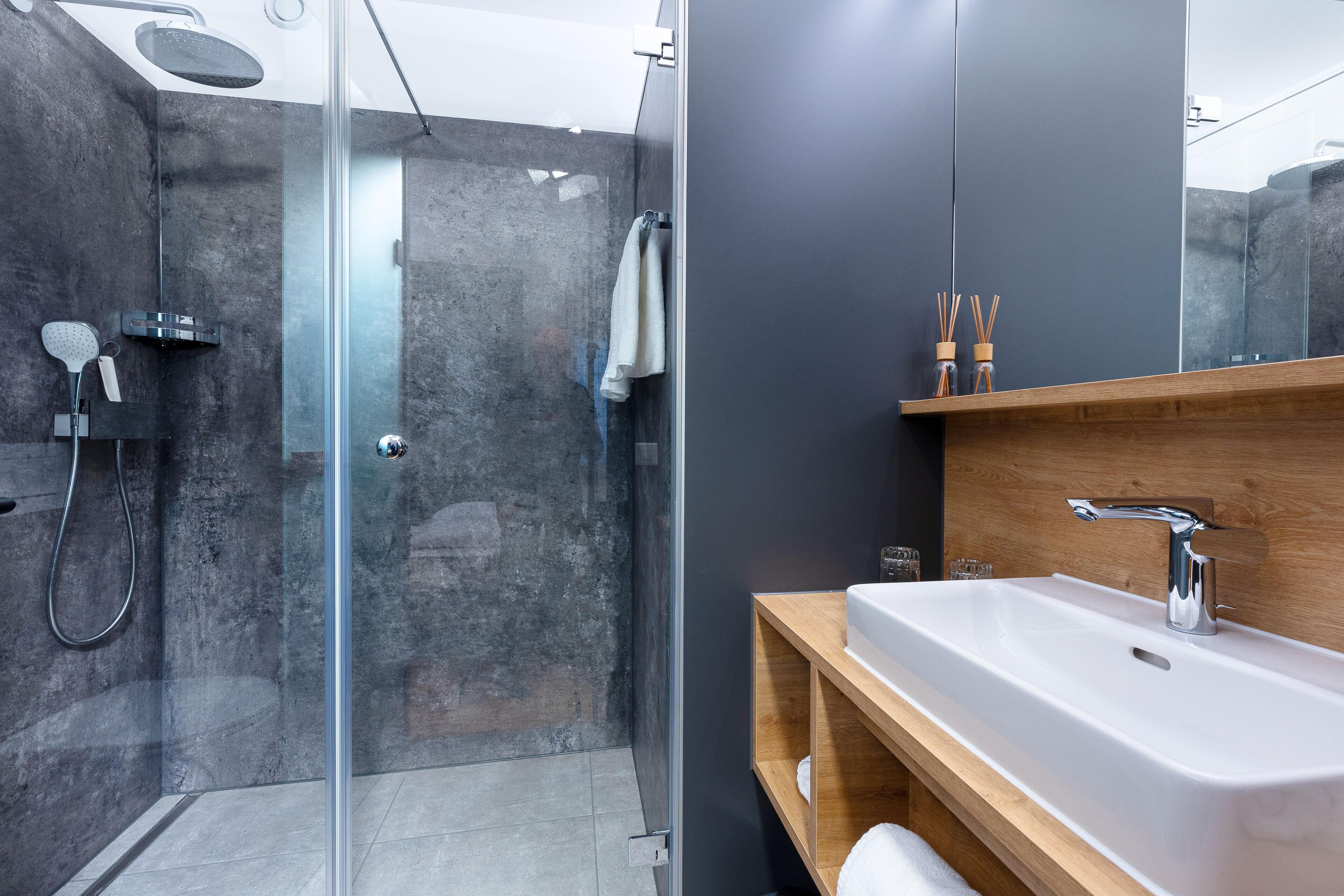 Dusche, kostenlose Toilettenartikel, Haartrockner, Handtücher