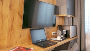 Bộ đồ giường kháng dị ứng, bàn, truy cập Internet không dây miễn phí