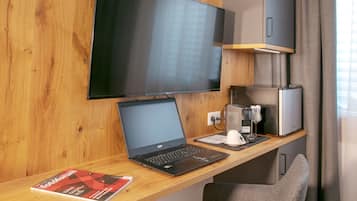 Ropa de cama hipoalergénica, escritorio, wifi gratis y ropa de cama