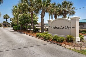 Property grounds - Chateau La Mer 16e-Pet Friendly! Close to the Beach~ Seasonal Beach Service! (Destin)