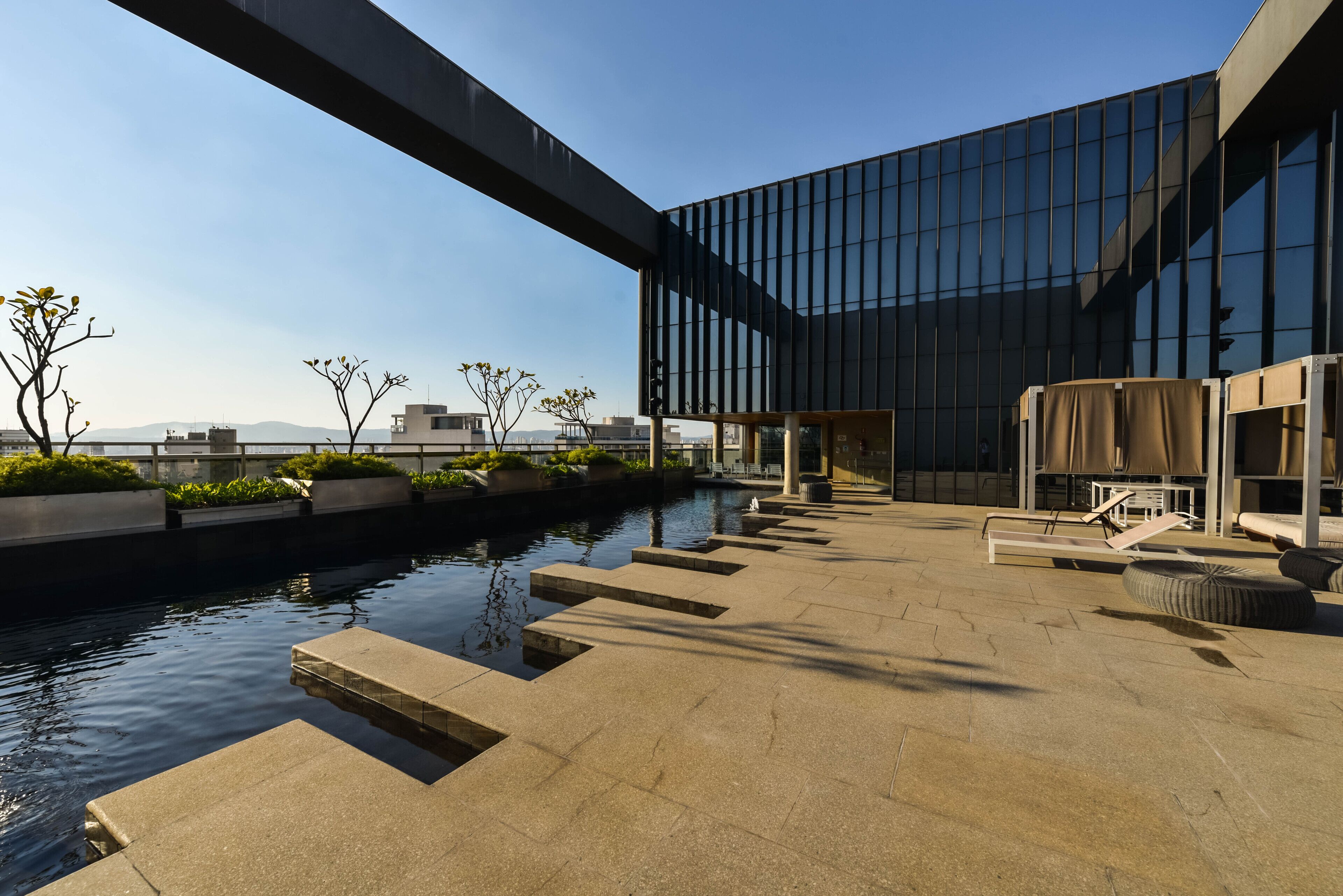 Een buitenzwembad, gratis zwembadcabana's