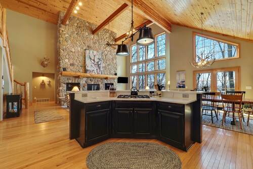 Golf Privileges | Country Club | 5 miles to Downtown | Hot Tub | Sleeps 20