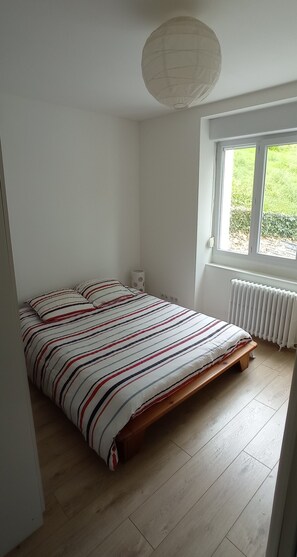 5 bedrooms, travel cot, free WiFi, bed sheets