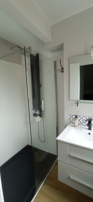 Een douche, handdoeken