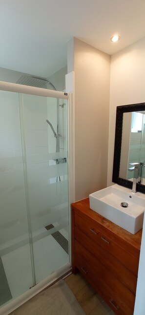 Shower, towels