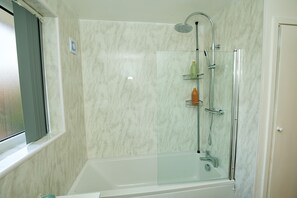 House | Bathroom | Separate bathtub and shower, deep-soaking bathtub, free toiletries - Charming 5-bedroom House in the Heart of Bexley (Bexley)