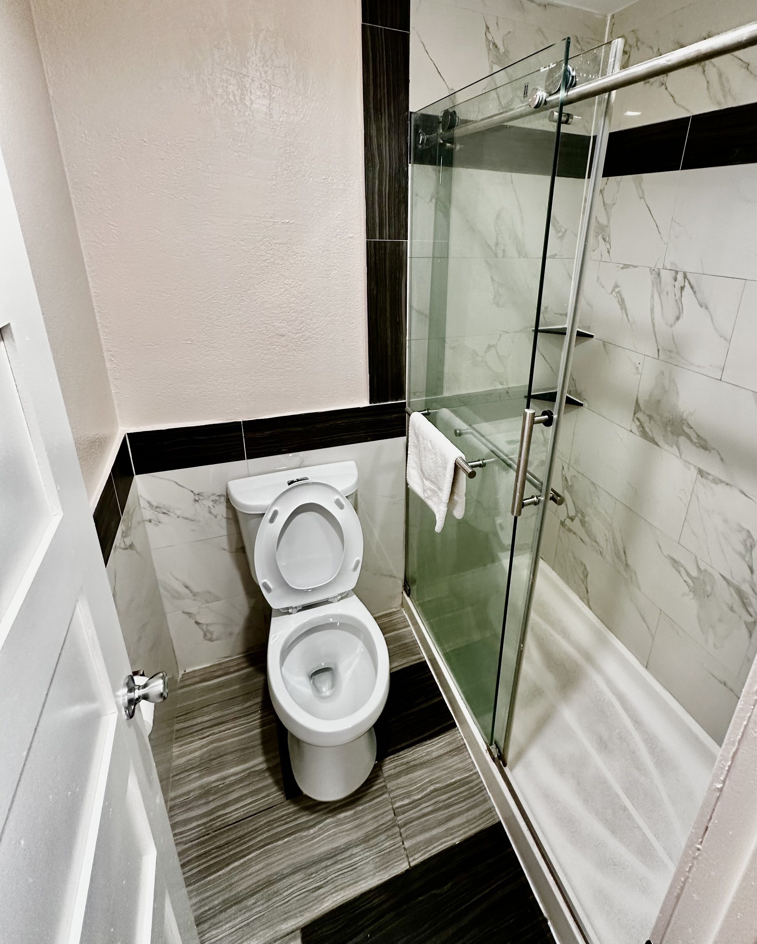 Standard Single Room | Bathroom | Towels, soap, shampoo, toilet paper