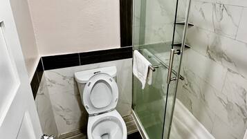 Standard Single Room | Bathroom | Towels, soap, shampoo, toilet paper