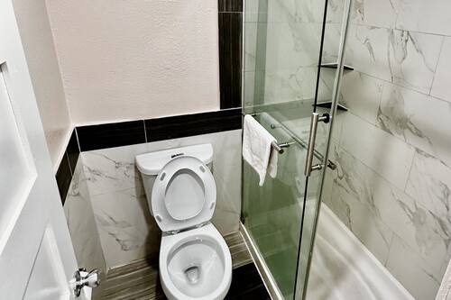 Standard Single Room | Bathroom | Towels, soap, shampoo, toilet paper