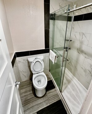 Habitación individual estándar | Baño | Toallas, jabón, shampoo, papel de baño 