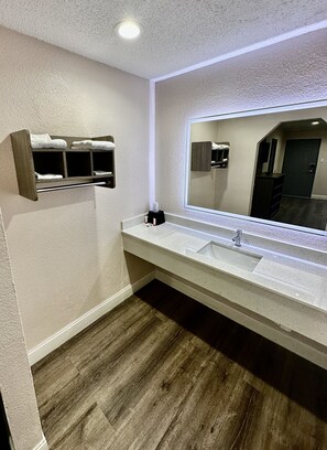 Kamar Single Standar | Kamar mandi | Handuk, sabun, sampo, dan tisu toilet