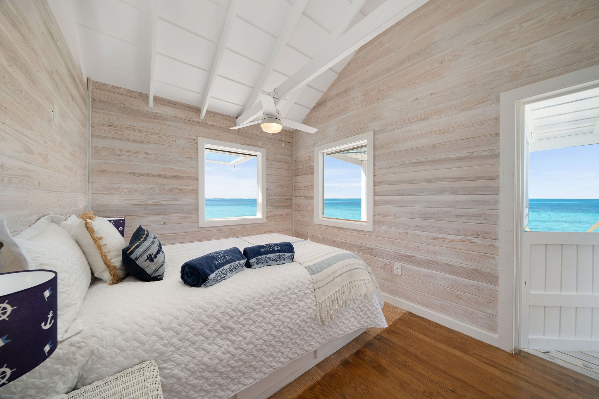 9 Schlafzimmer, Schreibtisch, Bügeleisen/Bügelbrett, Reisekinderbett