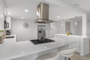 House, Multiple Beds, Hot Tub, Mountain View | Private kitchen | Fridge, microwave, oven, stovetop - Elston Manor (Palm Springs)