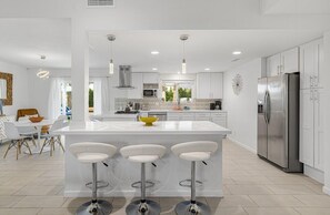 House, Multiple Beds, Hot Tub, Mountain View | Private kitchen | Fridge, microwave, oven, stovetop - Elston Manor (Palm Springs)