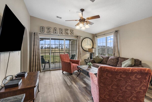 Appartamento, letti multipli, cucina, vista campo da golf | Area soggiorno | TV