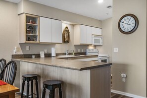 公寓客房, 多張床, 廚房, 高球場景觀 | 私人廚房 | 電冰箱、微波爐、烤箱、爐台