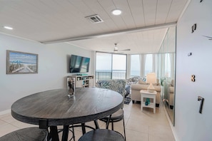 Appart'hôtel, 1 très grand lit et 1 canapé-lit, cuisine, vue océan (Beachfront Days) | Intérieur