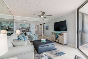 Apartment, 1 King-Bett und Schlafsofa, Küche, Meerblick (Beachfront Days) | Wohnbereich | 50-Zoll-Flachbildfernseher mit Digitalempfang
