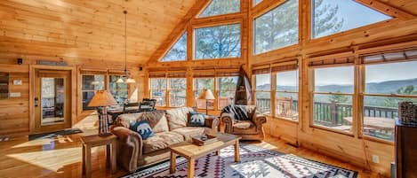 Chalet, Mehrere Betten, Balkon, Bergblick | Wohnbereich | 50-Zoll-Flachbildfernseher mit Digitalempfang, Kamin