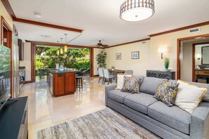 Lägenhet - flera sängar - uteplats - utsikt mot trädgården (Hale Kuapapa) | Vardagsrum | 50-tums platt-tv med digitalkanaler