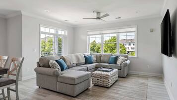 Condo, nhiều giường, ban công (Grande at Canal Pointe) | Khu phòng khách | TV màn hình phẳng 75-inch có truyền hình kỹ thuật số, TV