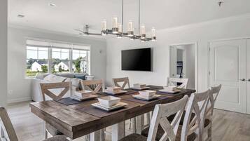 Condo, Multiple Beds, Balcony (Grande at Canal Pointe) | Dining