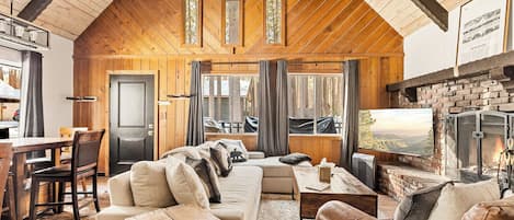Cabin, Berbilang Katil, Patio, Mountain View (Backway Hideaway) | Ruang tamu | 42 inci televisyen skrin rata dengan digital, pendiangan