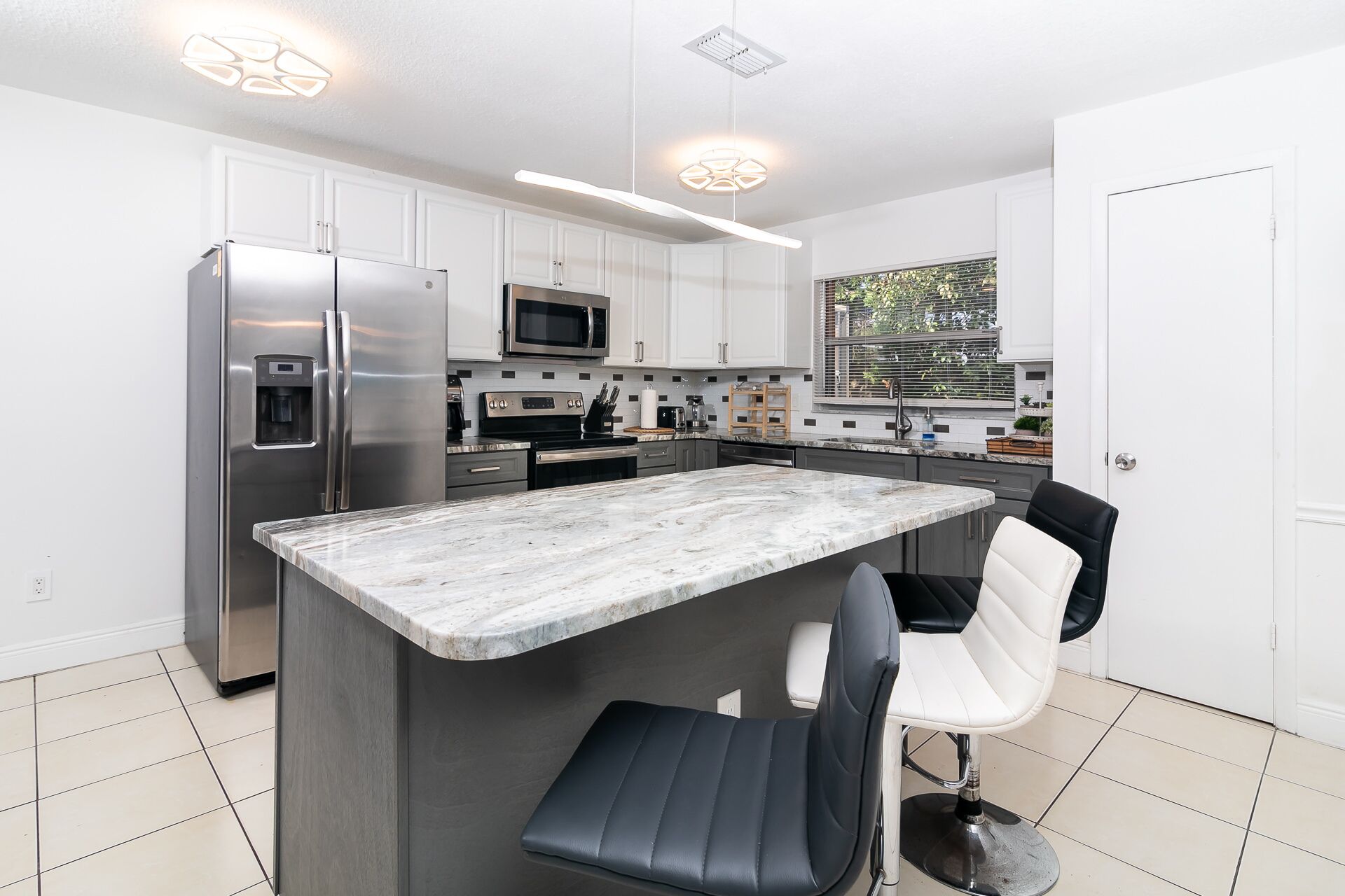 House, Multiple Beds, Pool Access, Pool View | Private kitchen | Fridge, microwave, oven, stovetop