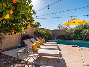 Piscine extérieure, parasols de plage, chaises longues